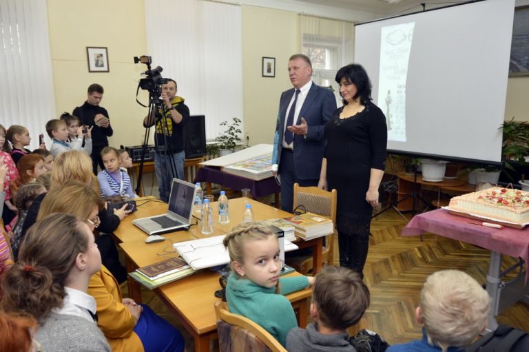 Депутаты областного парламента встретились с авторами рукописной книги Тверского края