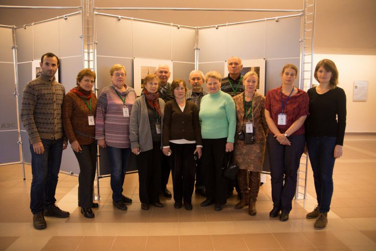 Группа пенсионеров- участников фотопленэра с волонтерами