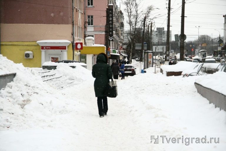 Труднее всего утром было передвигаться пешеходам: большинство тротуаров так и остались покрыты снежной кашей