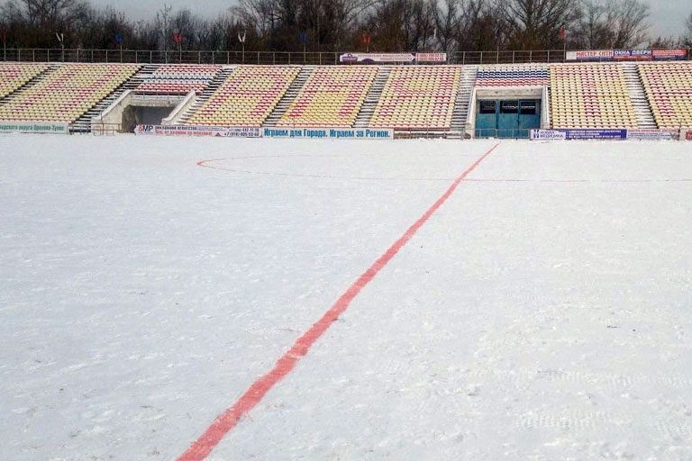 Поле в Орехово-Зуево за час до начала матча 6 ноября. Игру отменил инспектор.
