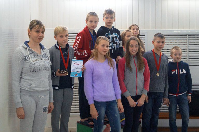 Победители (в центре) и призеры эстафетных заплывов среди спортсменов до 11 лет
