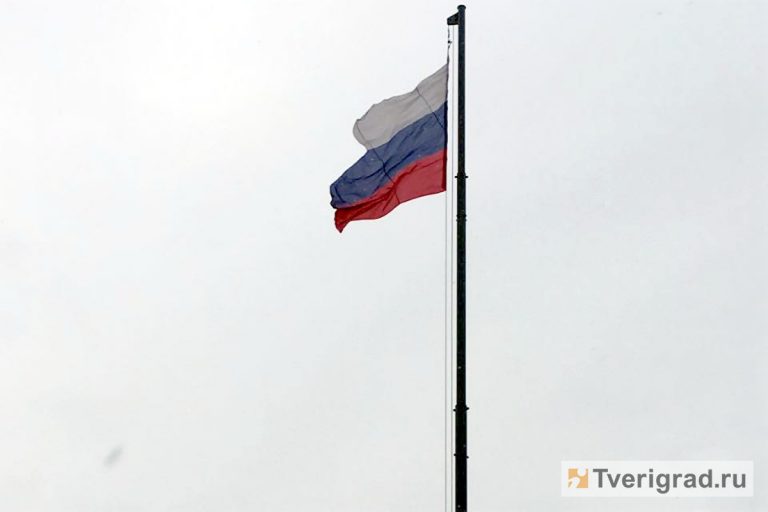 Флаг России над площадью Славы