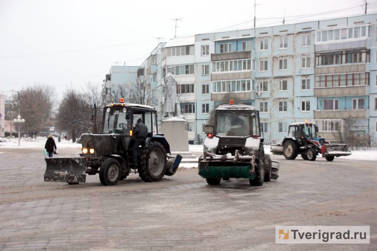 Десант тракторов на площади у академии ВКО