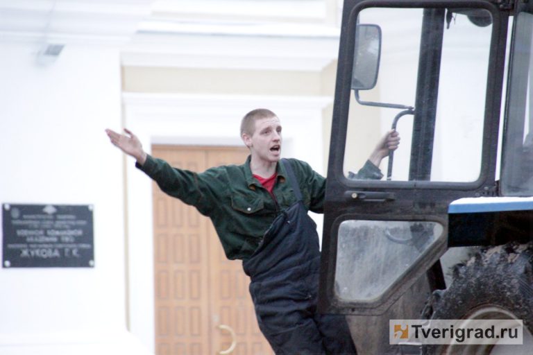 Тракторист Михаил Древницкий чистит снег по 12 часов в сутки