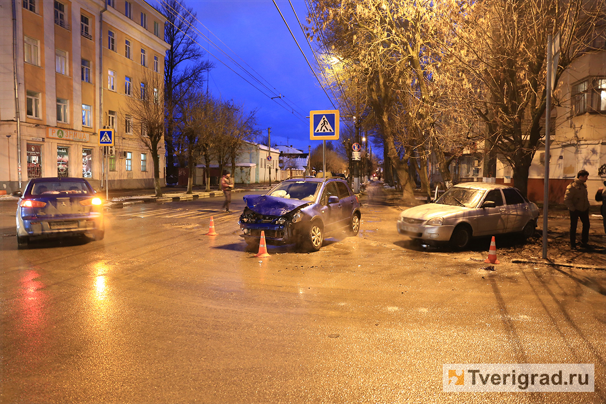 В Твери в результате ДТП машина вылетела на тротуар и сбила пешехода (фото)  | Твериград