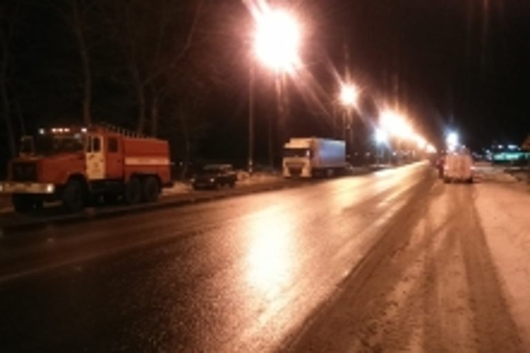 На железнодорожном переезде в Вышнем Волочке столкнулись локомотив и грузовой автомобиль