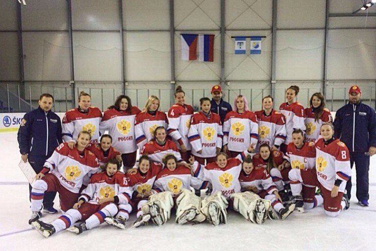 Молодежная сборная России по хоккею, в составе которой выступает тверичанка Алена Зубкова