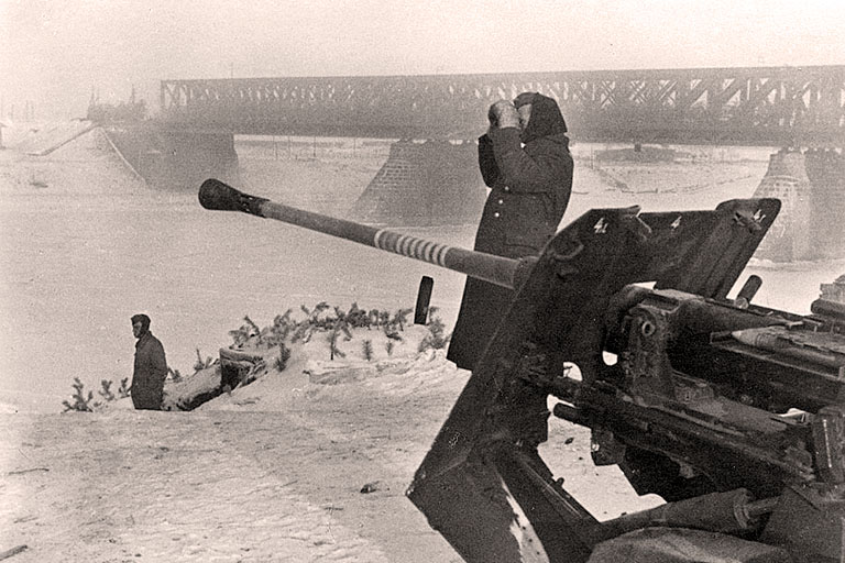 Немецкие зенитчики на позиции у железнодорожного моста через Волгу в оккупированном Калинине