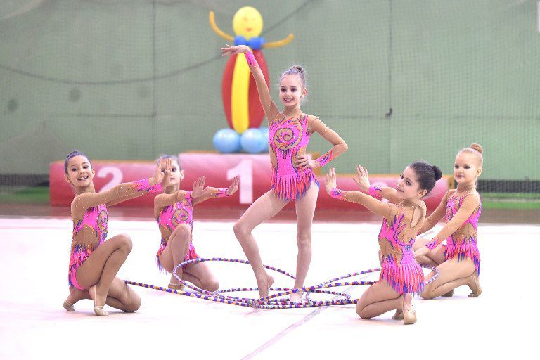 Ольга Поспелова (в центре) успешно выступает не только в личном первенстве, но и в групповых упражнениях