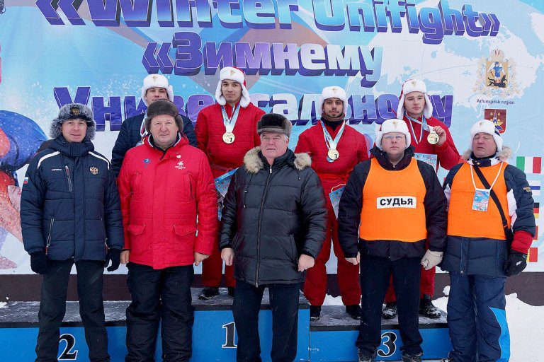 Темурбек Нуралиев на высшей ступени пьедестала почета чемпионата мира по зимнему универсальному бою
