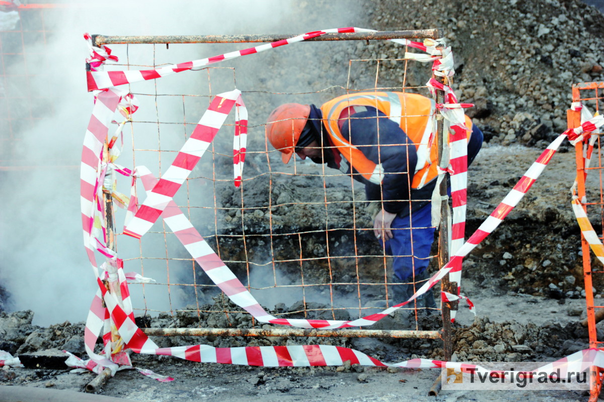 В Твери из-за прорыва магистрали без тепла и горячей воды остались детсад, школа, реабилитационный центр и десятки домов