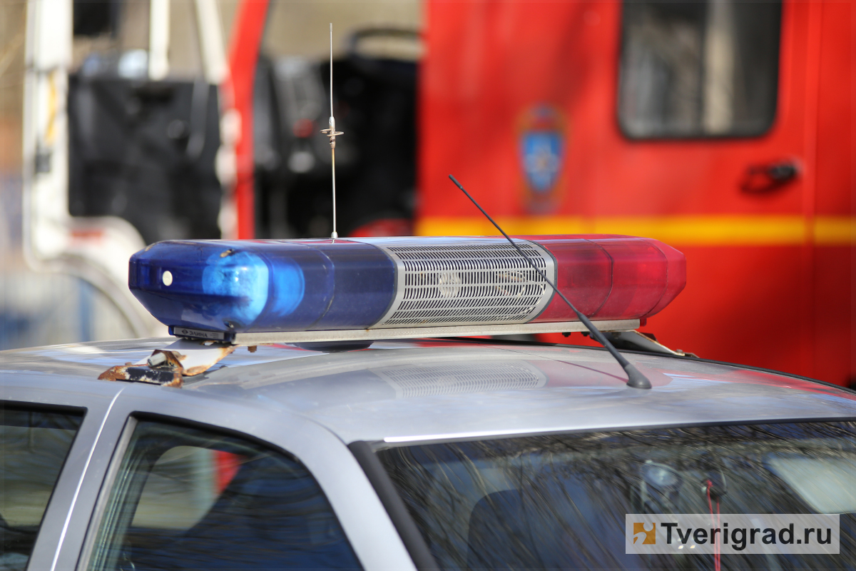 Водитель пострадал при столкновении двух легковушек на въезде в Тверь