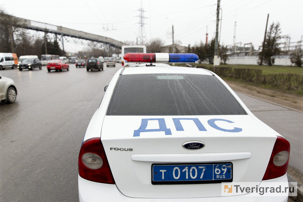 Авария в Оленинском районе: Chevrolet после столкновения с Peugeot отбросило в грузовик