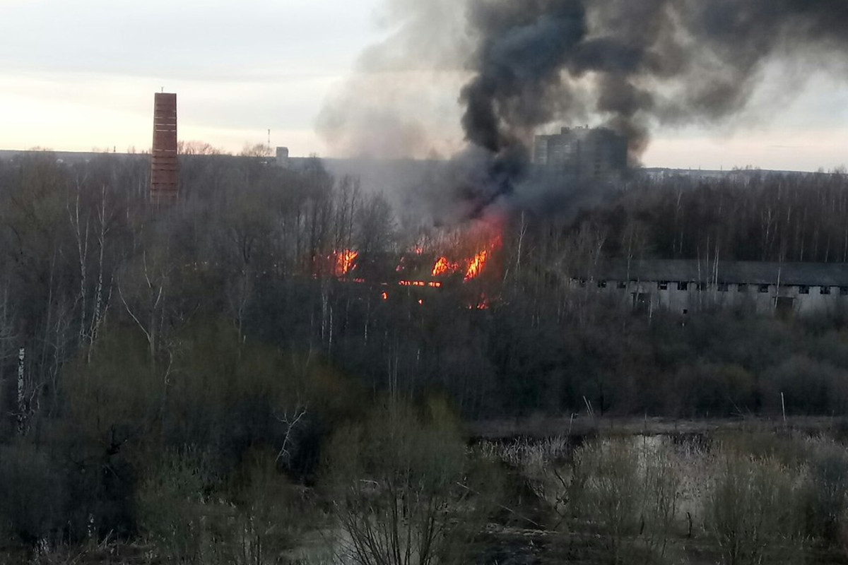 В Твери на территории бывшей химбазы Министерства обороны РФ произошел серьезный пожар
