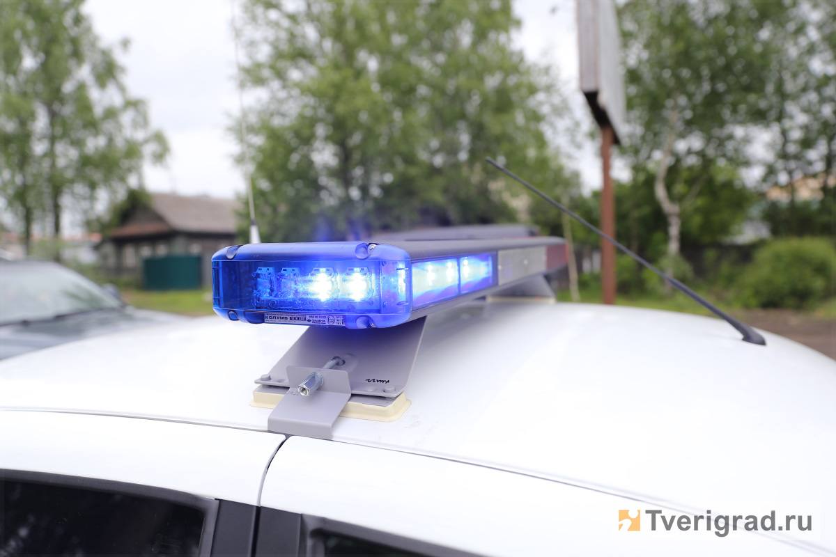 В Тверской области пьяный водитель врезался в столб и снес забор