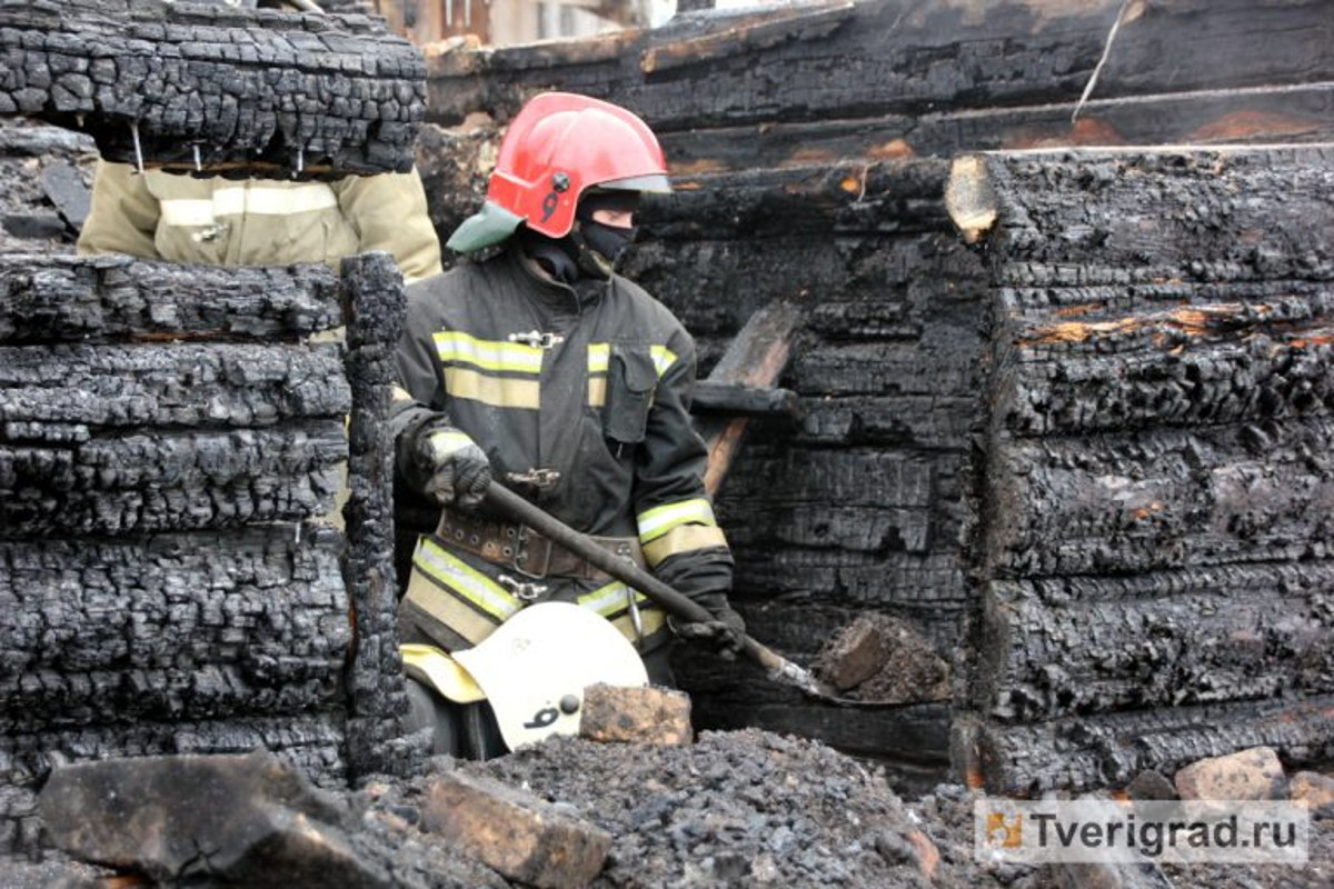 В Тверской области мужчину спасли из горящего дома