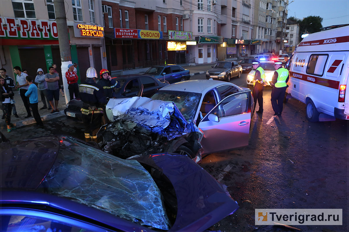 В Твери Hyundai протаранил ограждение и лоб в лоб столкнулся с BMW: один человек погиб, двое пострадали