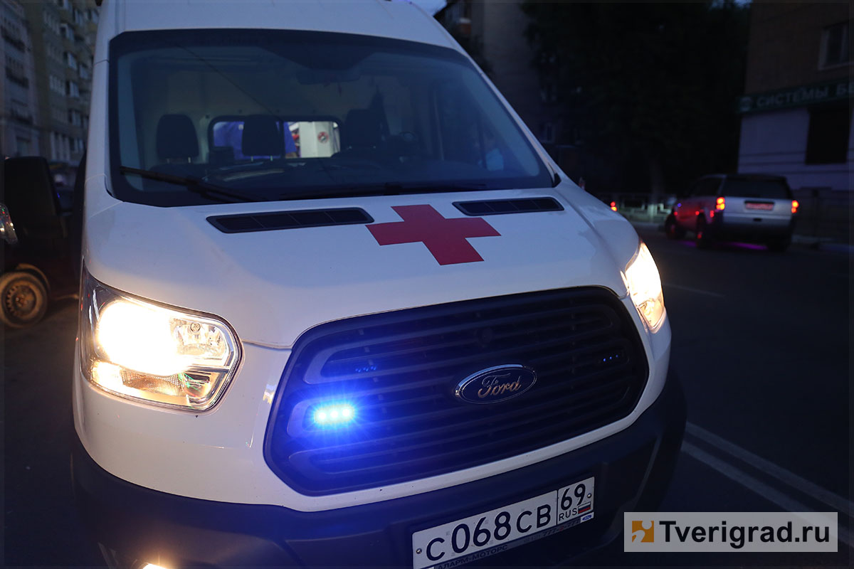 В Тверской области мужчина получил тяжелые травмы, выпав из грузовика