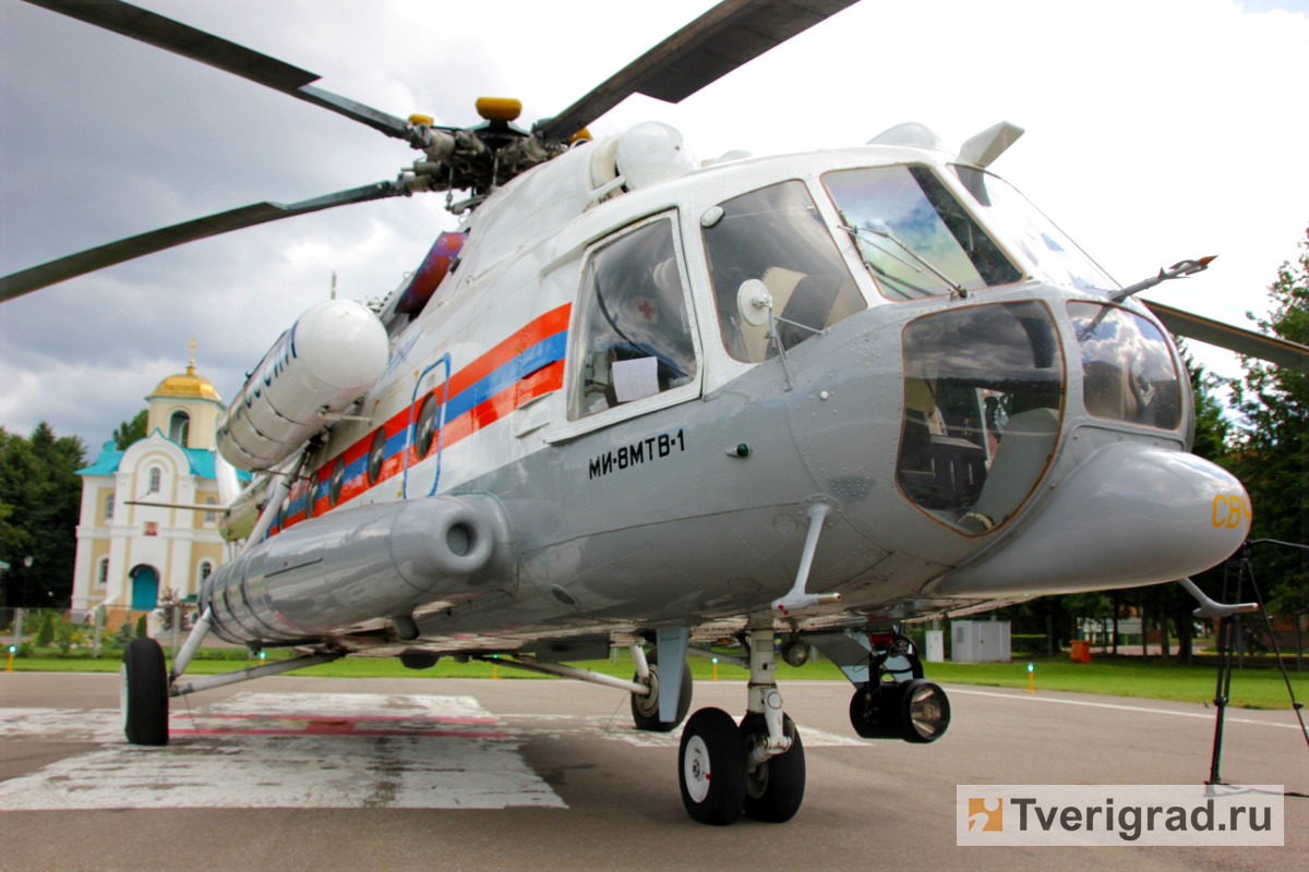В Тверской области врачи прилетели на вертолете в ЦРБ и спасли жизнь пациента