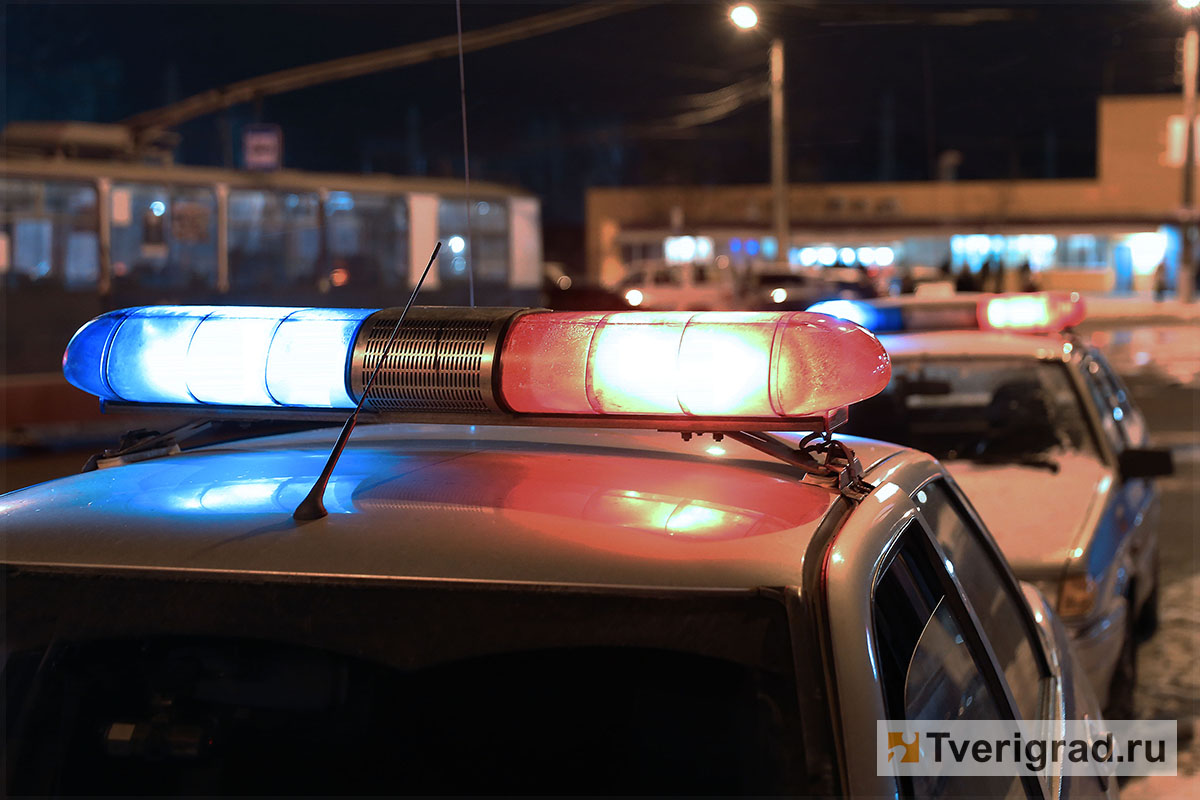 В Твери водитель серебристой BMW сбил мужчину и скрылся с места ДТП