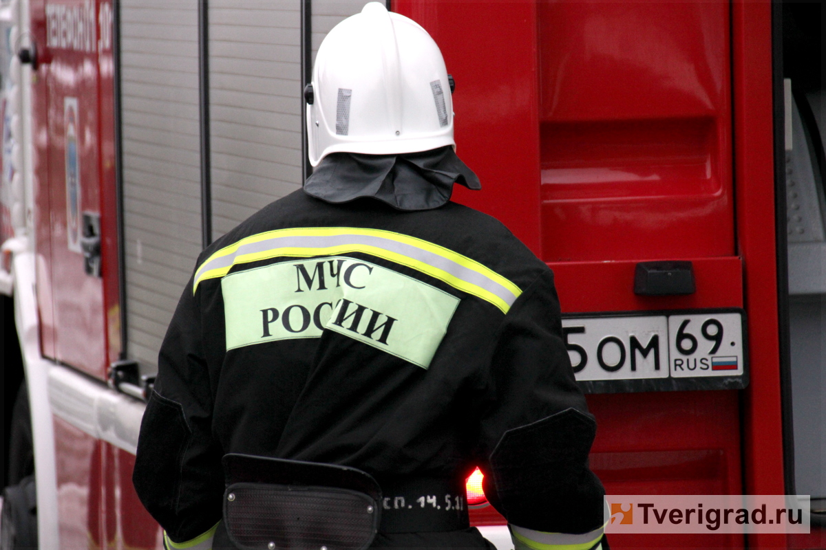 В Тверской области крупный пожар на заброшенном бетонном заводе