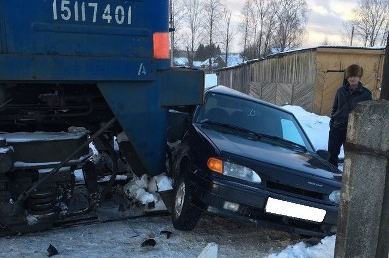 В Тверской области легковушка столкнулась с поездом