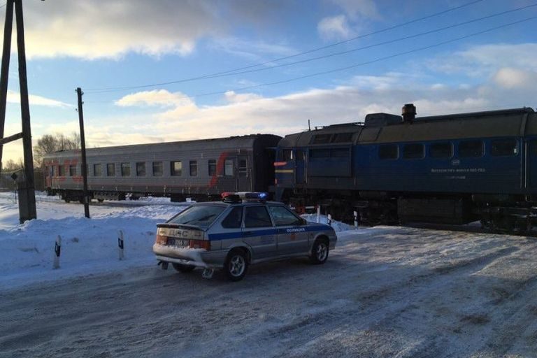 В Тверской области легковушка столкнулась с поездом