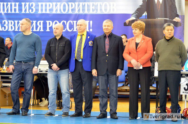Любовь Огиенко, Анатолий Терехов (на снимке третий справа) и Александр Артенюк (в синем пиджаке) приветствовали участников и зрителей соревнований