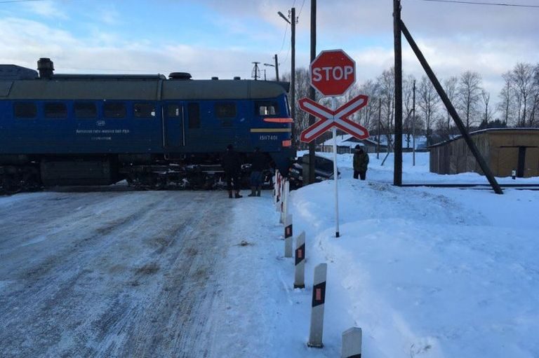 В Тверской области легковушка столкнулась с поездом