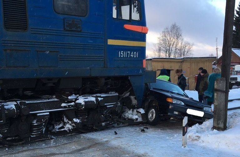 В Тверской области легковушка столкнулась с поездом