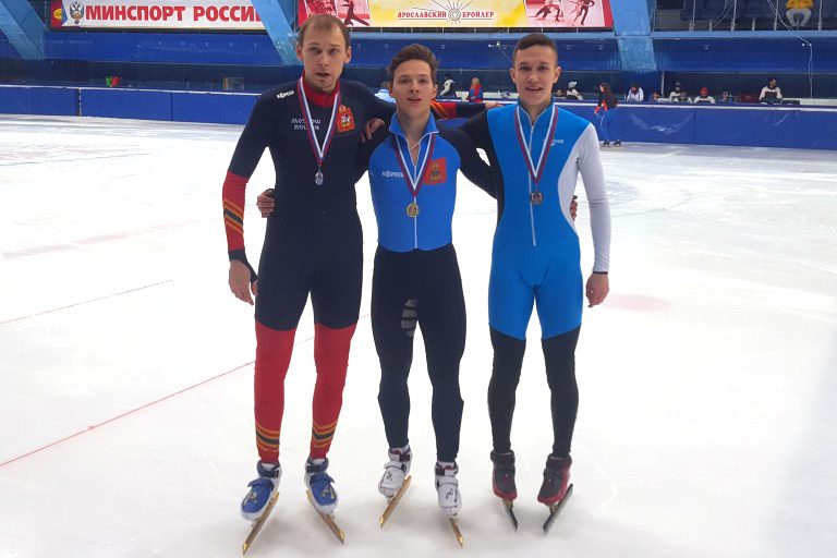 Даниил Ейбог (в центре) - победитель финала Кубка России на дистанции 500 метров