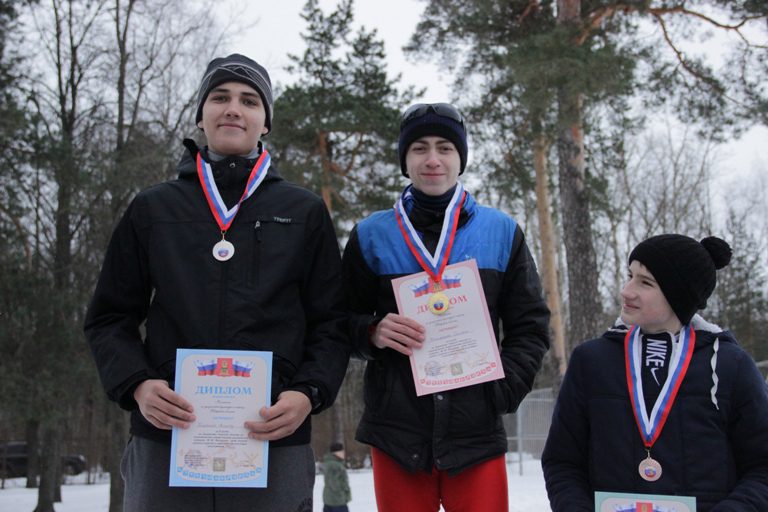 Дмитрий Никифоров (в центре) - победитель первенства области среди юношей до 16 лет.