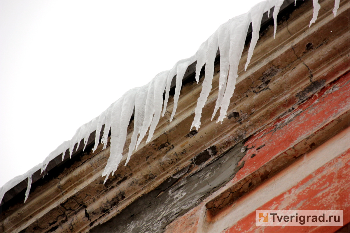 Руководство трёх школ и детского сада в Лихославльском районе наказали за снег и лёд на крышах