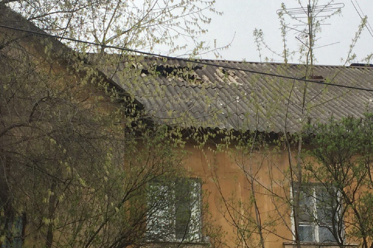 В Твери загорелась крыша двухэтажного дома