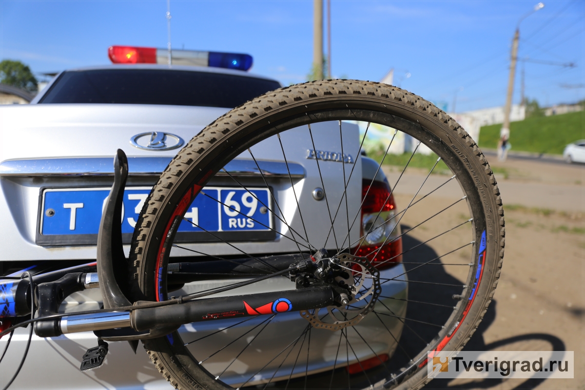 В Тверской области молодой водитель иномарки нарушил правила и сбил велосипедиста
