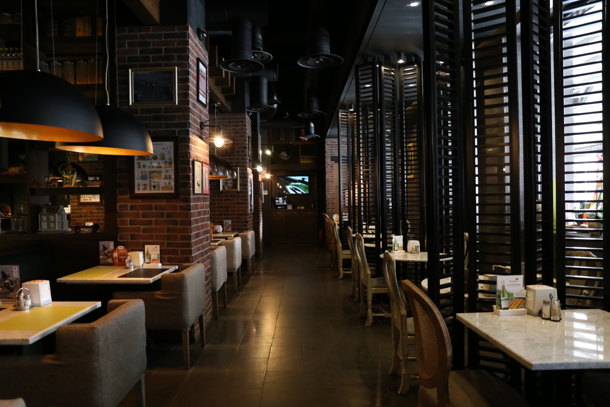 Ночная жизнь Твери: как рестораны игнорируют новые ограничения из-за COVID-19