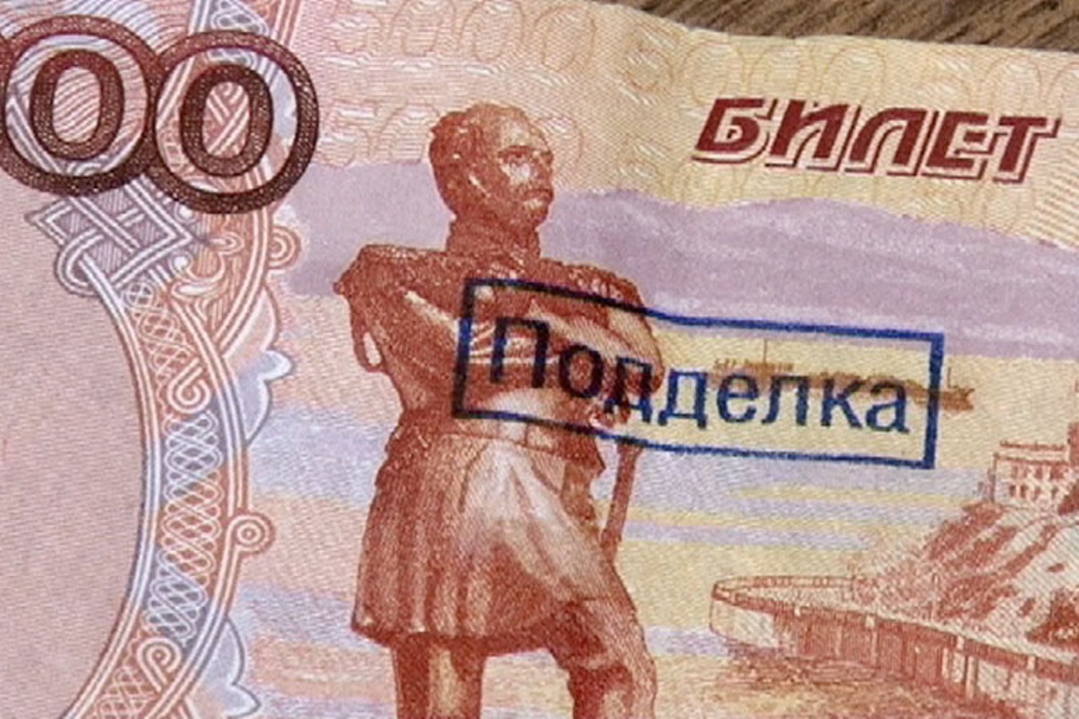 В Тверской области таксист пожалел девушку с ребенком и получил оплату купюрой «Банка приколов»
