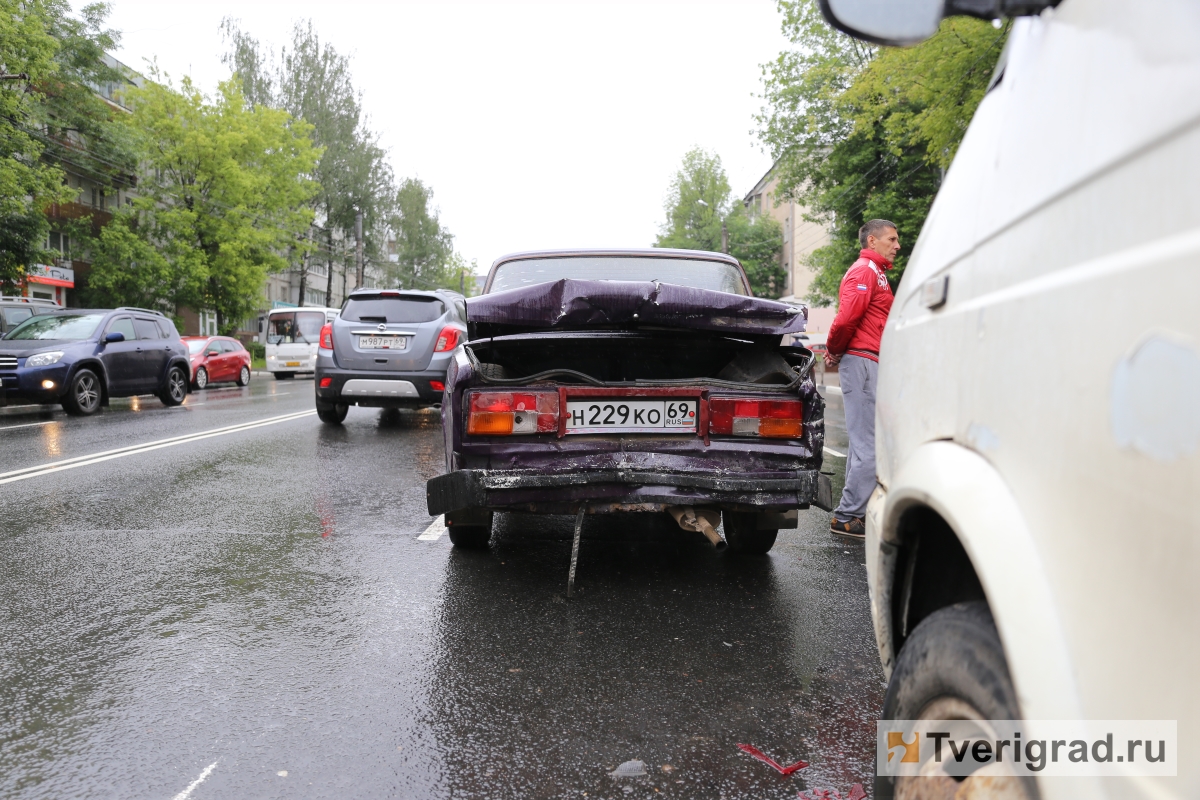 «Газель» протаранила две легковушки на Волоколамском проспекте в Твери / фото