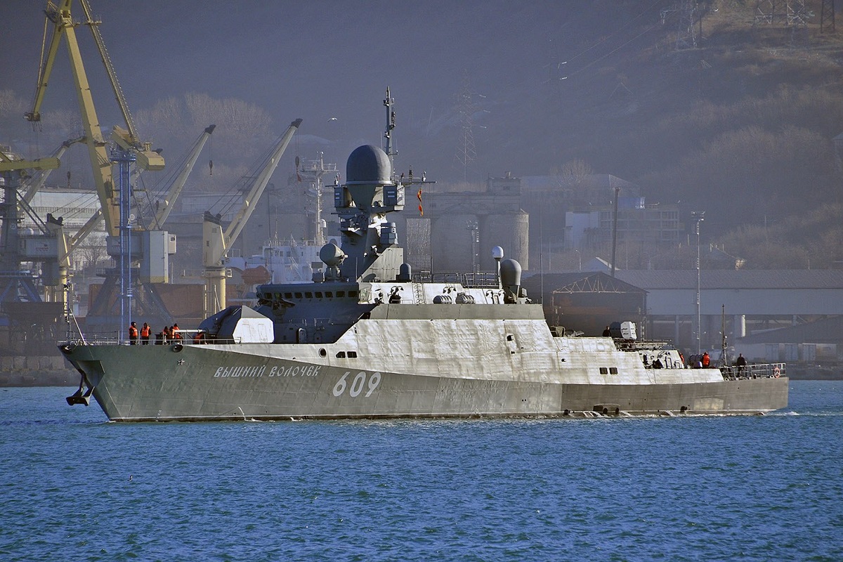 Малый ракетный корабль «Вышний Волочек» вернулся в Севастополь после зенитных и артиллерийских стрельб
