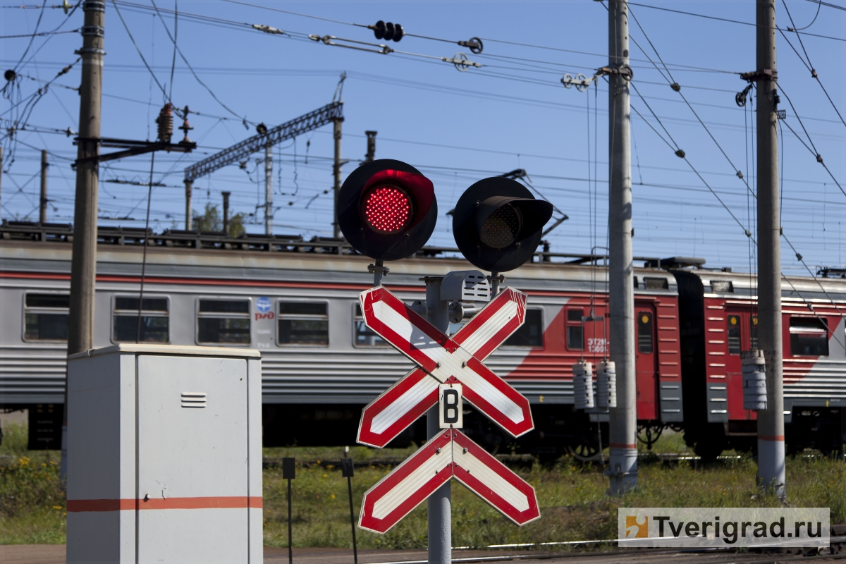 В Тверской области на железнодорожном переезде поезд протаранил легковушку