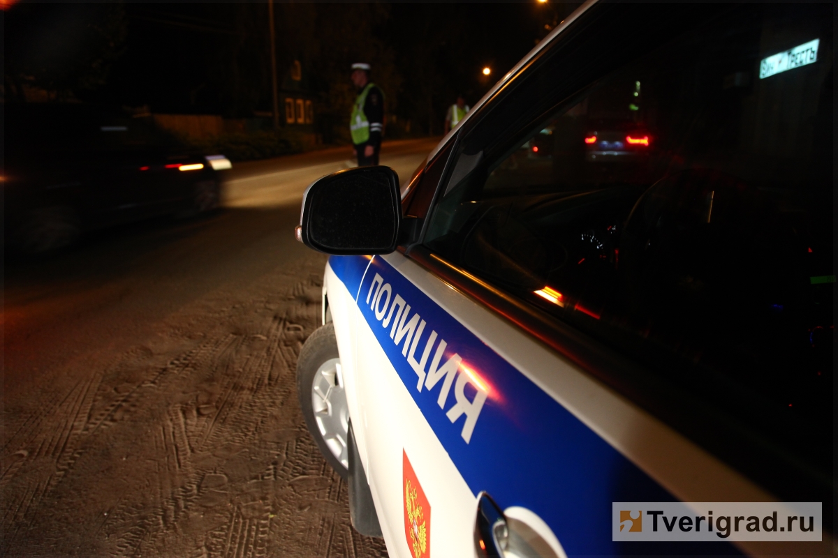 В Тверской области водитель перевернувшегося автомобиля получил тяжелые травмы