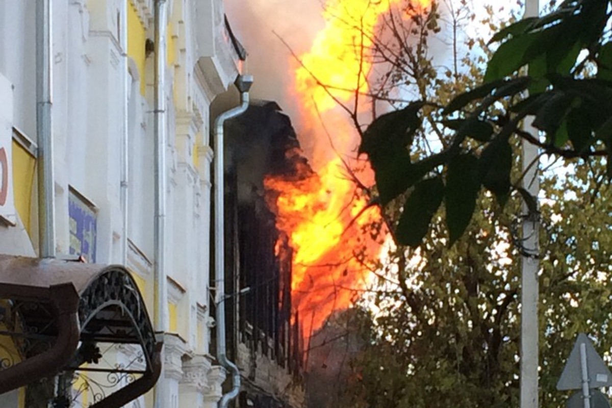В Тверской области очевидцы сняли на видео страшный пожар в двухэтажном доме в центре Кимр