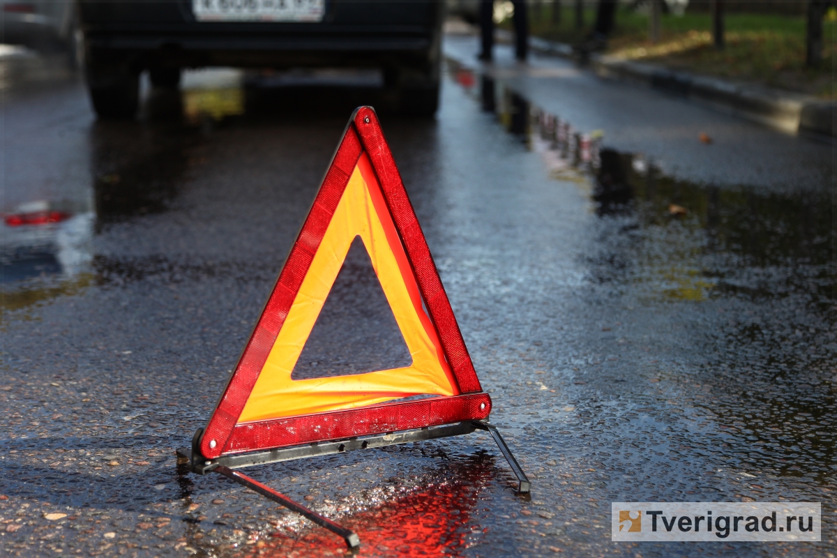 В Тверской области фура наехала на дорожное ограждение, пострадал водитель