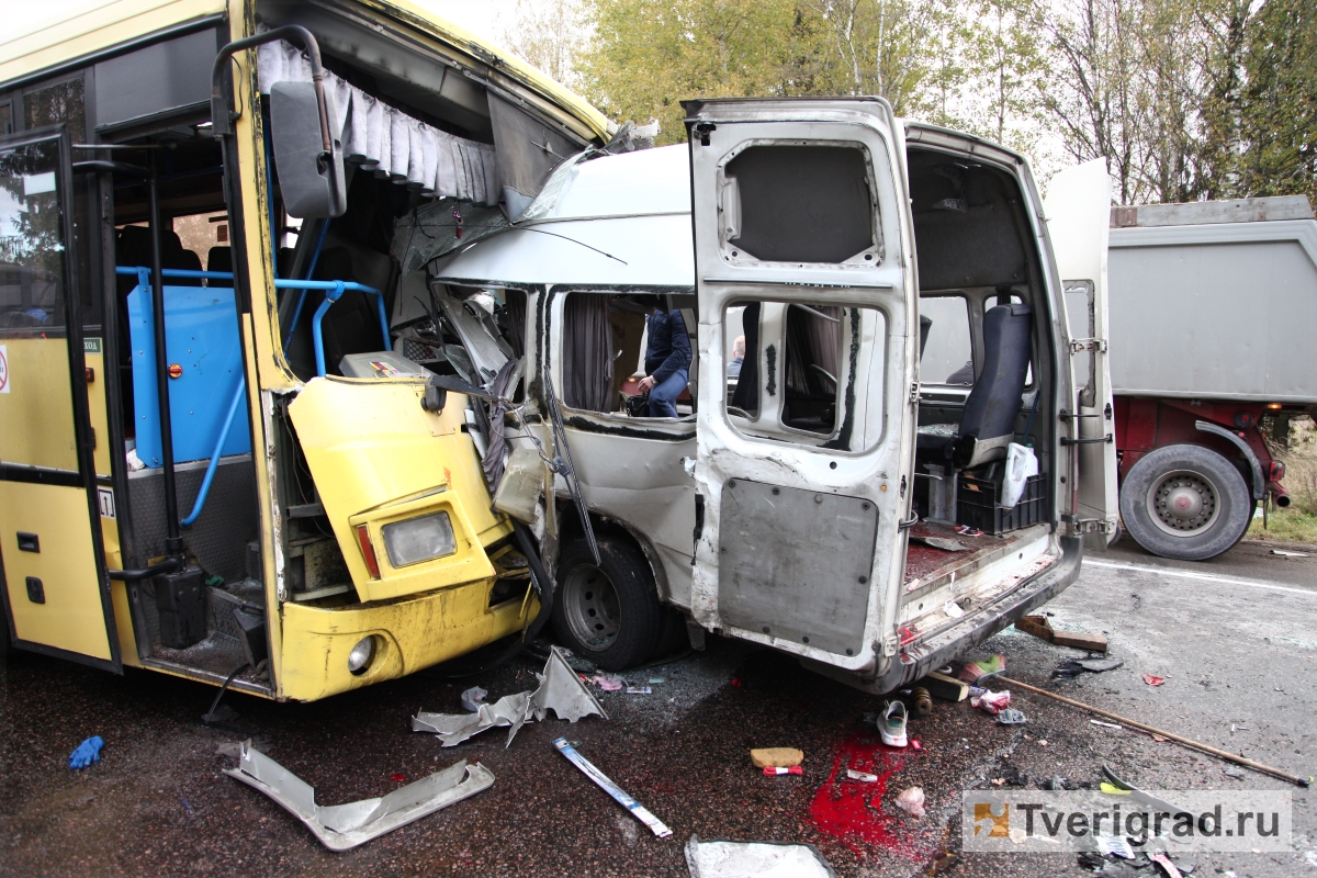 Директору компании, в автобусе которой под Тверью погибли 13 человек, по-прежнему запрещают выходить из дома без разрешения следователя