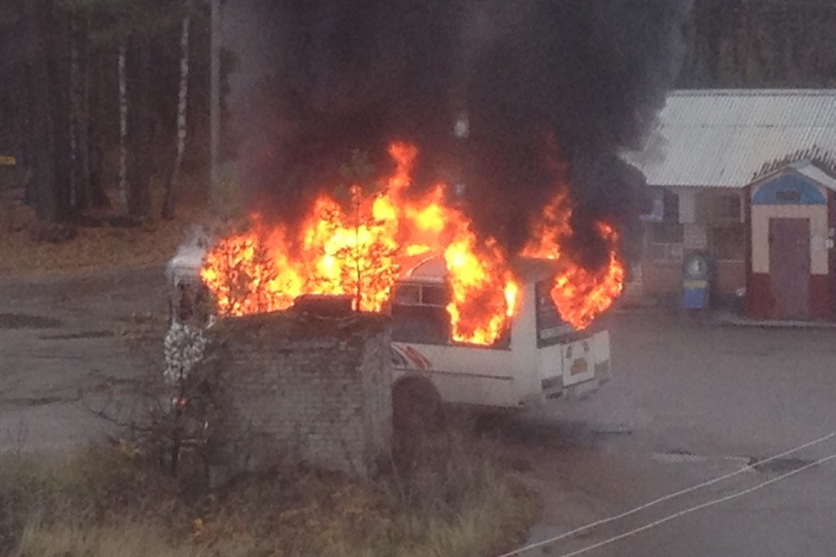 В Тверской области очевидцы сняли объятый огнем маршрутный автобус ПАЗ