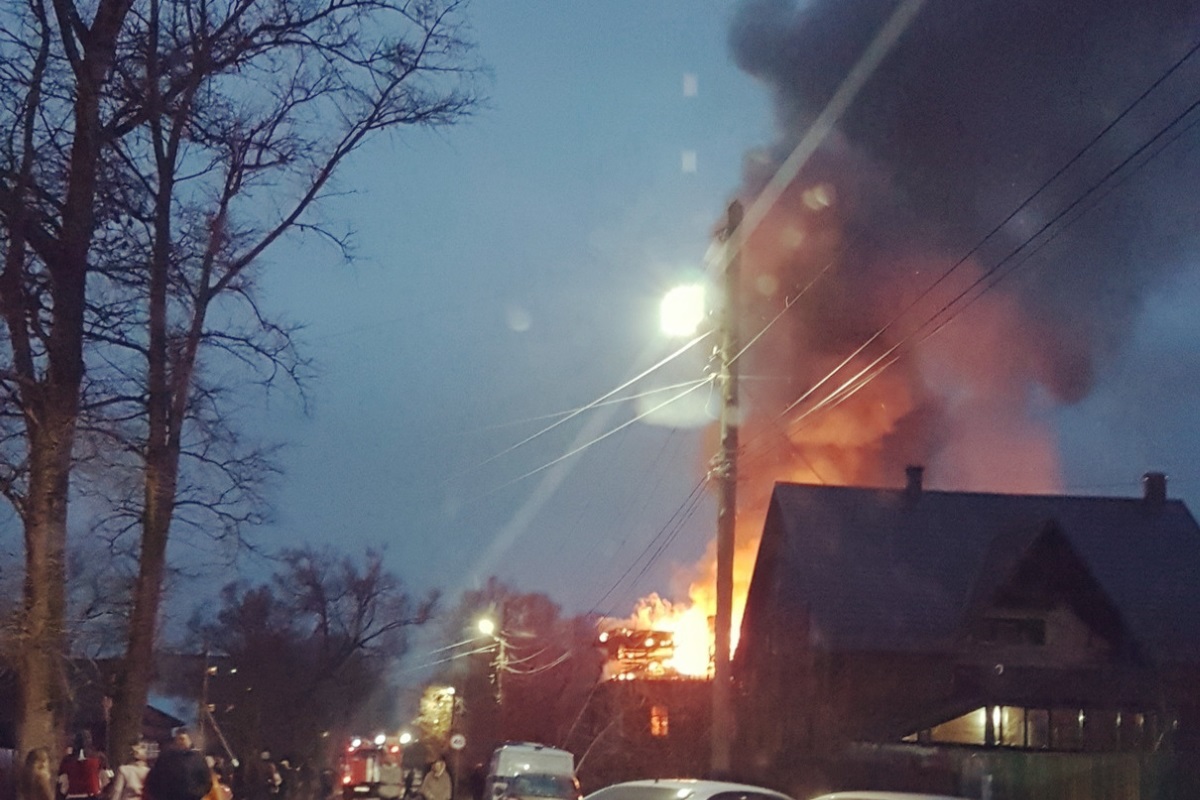 В городе Кимры Тверской области сгорел очередной расселенный дом