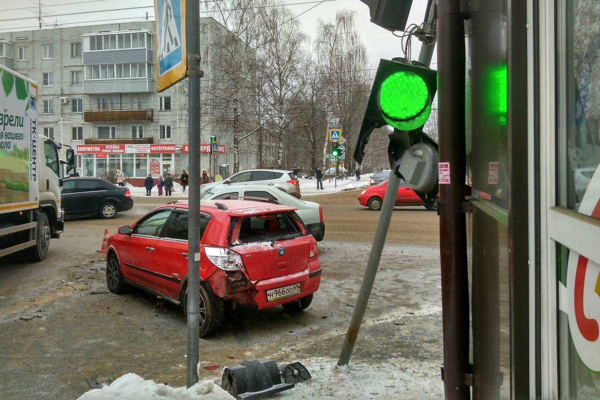 В Твери суд вынес приговор водителю, по вине которого в серьёзном ДТП на Волоколамском проспекте пострадали пешеход и светофор
