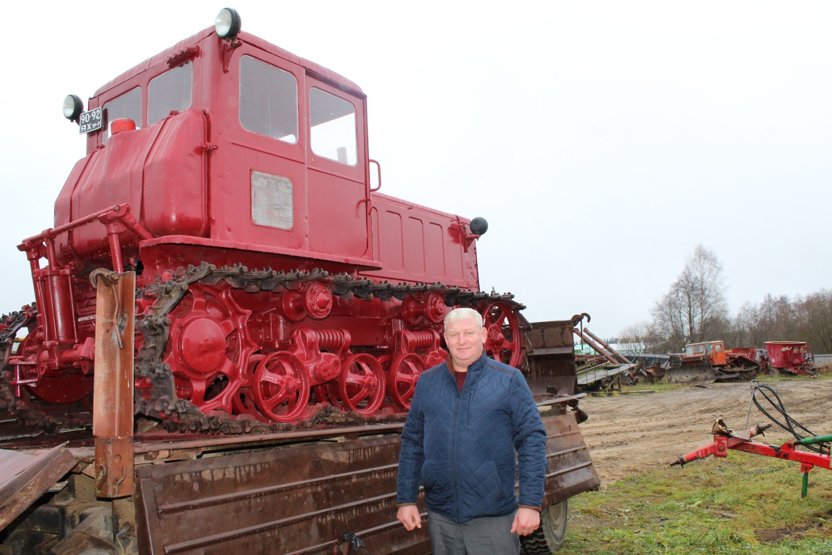 Трактор-ветеран, отпахавший свое в Тверской области, стал памятником на Вологодчине