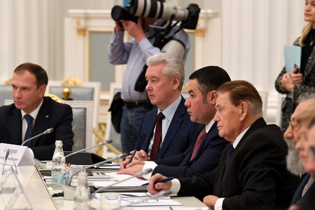 Президент России провел заседание оргкомитета «Победа» в Кремле