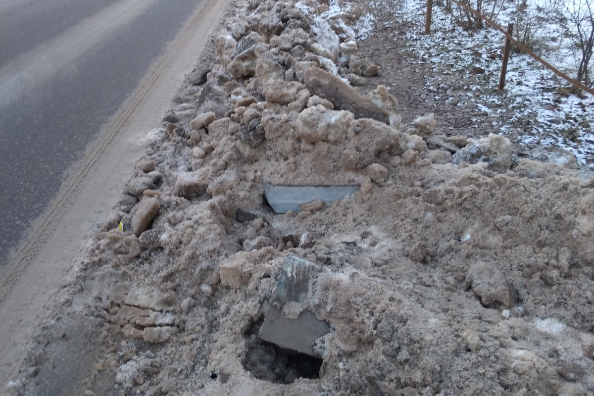В Твери при уборке снега выворотили бордюрные камни у канализационного коллектора!